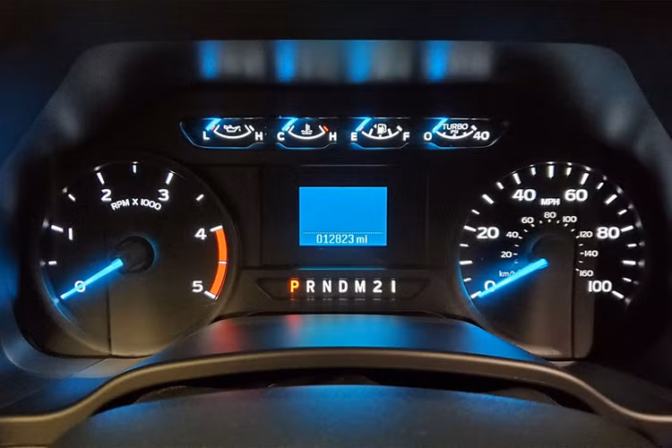 Thông tin rao bán không nói rõ phiên bản cụ thể của chiếc F-550 này, nhưng nhận xét qua hàng ghế dài bọc vải, chi tiết trang trí nội thất, và màn hình trung tâm to cỡ đồng hồ cảnh báo, người ta chỉ có thể giả định nó là phiên bản XL mà thường có giá bán khoảng 52.000 USD. 