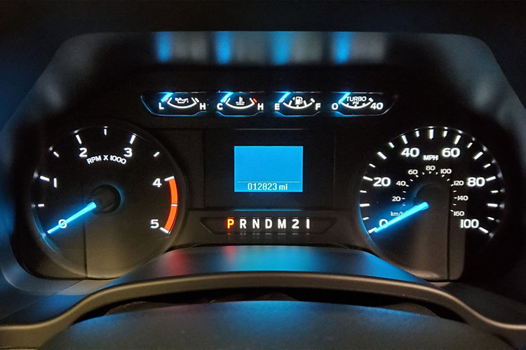 Thông tin rao bán không nói rõ phiên bản cụ thể của chiếc F-550 này, nhưng nhận xét qua hàng ghế dài bọc vải, chi tiết trang trí nội thất, và màn hình trung tâm to cỡ đồng hồ cảnh báo, người ta chỉ có thể giả định nó là phiên bản XL mà thường có giá bán khoảng 52.000 USD. 