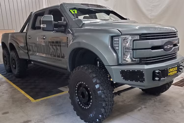 Nhìn chung, siêu bán tải Ford F-550 Super Duty 6×6 "Indomitus" là một chiếc bán tải đẹp mắt, được độ cẩn thận, và người bán còn nói rằng họ tình nguyện gỡ bỏ các họa tiết trang trí bên ngoài nếu người mua yêu cầu. 