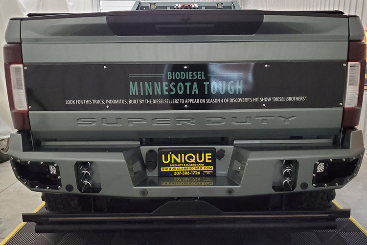 Người bán khẳng định rằng cả hai trục bánh sau đều vận hành được và có một hệ thống treo đặc chế với túi khí điều chỉnh và bộ giảm sốc Bilstein, khiến con quái vật này trở thành một phương tiện off-road 6x6 thực thụ.