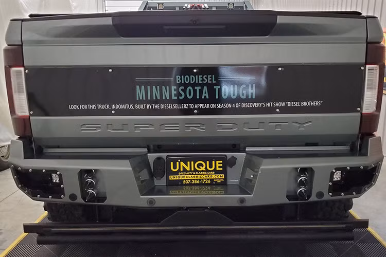 Người bán khẳng định rằng cả hai trục bánh sau đều vận hành được và có một hệ thống treo đặc chế với túi khí điều chỉnh và bộ giảm sốc Bilstein, khiến con quái vật này trở thành một phương tiện off-road 6x6 thực thụ.