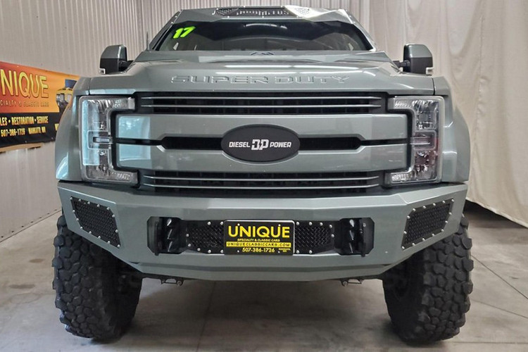 Dựa theo thông tin trên trang Uniquemankato, chiếc F-550 có trang bị một động cơ dầu V8 Power Stroke dung tích 6.7 lít và hộp số tự động 6 cấp, qua đó có công suất 440 mã lực và 925 lb-ft mô-men xoắn cực đại.