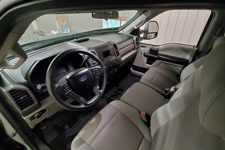 Chiếc bán tải đã được nâng cao hơn bởi một bộ hệ thống treo Readylift cỡ 15 cm và lắp đặt bộ lốp xe 40-inch kèm bộ la-zăng DBL cực lớn. Hệ thống đèn, tấm cản va, và những món phụ kiện hậu mãi hoàn thiện dáng vẻ ngoại thất hết sức hầm hố và khiến người khác phải ngước nhìn chiếc xe.