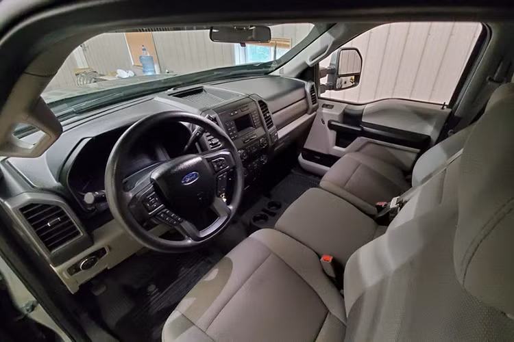 Chiếc bán tải đã được nâng cao hơn bởi một bộ hệ thống treo Readylift cỡ 15 cm và lắp đặt bộ lốp xe 40-inch kèm bộ la-zăng DBL cực lớn. Hệ thống đèn, tấm cản va, và những món phụ kiện hậu mãi hoàn thiện dáng vẻ ngoại thất hết sức hầm hố và khiến người khác phải ngước nhìn chiếc xe.