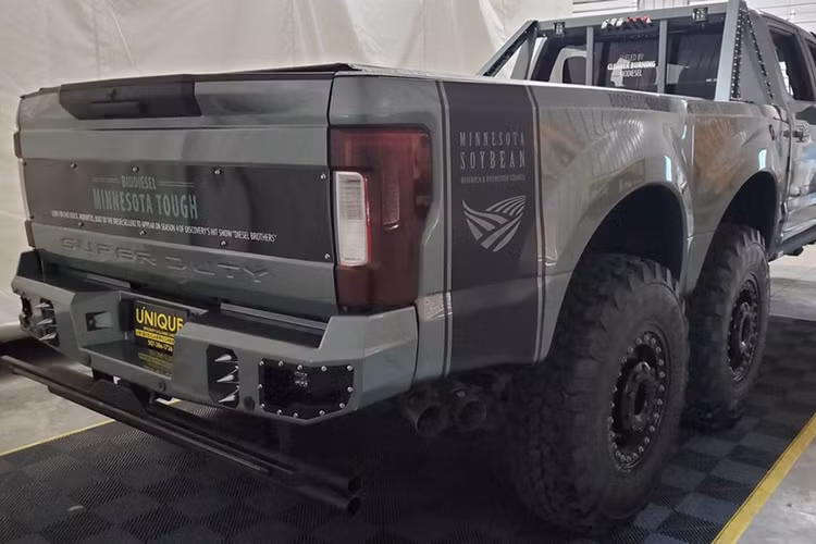 Chiếc xe bán tải này được gọi là “Indomitus”, và được nhượng quyền từ Diesel Brothers bởi Minnesota Soybean Research Council. Diesel Brothers là hai anh em vận hành một chương trình TV thực tế trên kênh Discovery, nơi họ biến những chiếc xe bán tải chạy dầu ngoài bãi phế liệu thành những sản phẩm cực ngầu nhờ có tiền đầu tư và “phép màu TV”.