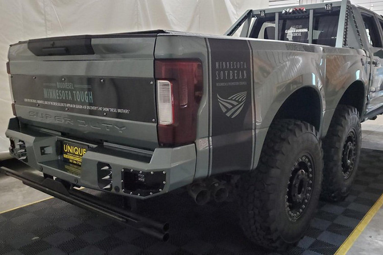 Chiếc xe bán tải này được gọi là “Indomitus”, và được nhượng quyền từ Diesel Brothers bởi Minnesota Soybean Research Council. Diesel Brothers là hai anh em vận hành một chương trình TV thực tế trên kênh Discovery, nơi họ biến những chiếc xe bán tải chạy dầu ngoài bãi phế liệu thành những sản phẩm cực ngầu nhờ có tiền đầu tư và “phép màu TV”.