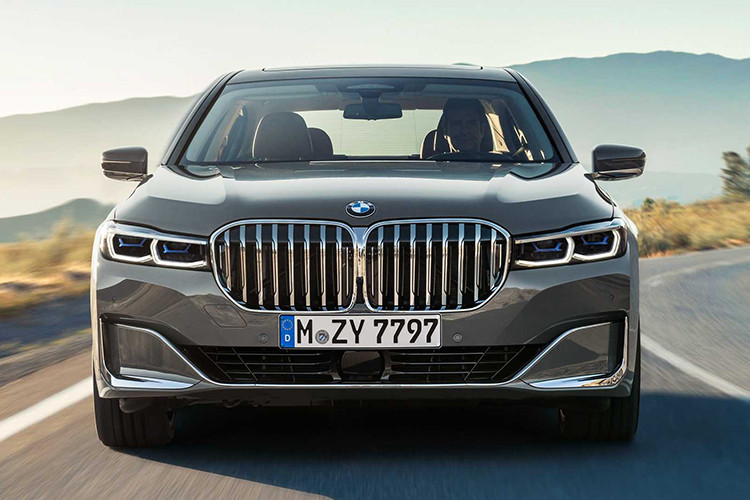 Trên thực tế, mẫu xe sang BMW 7 Series plug-in hybrid hiện tại chỉ chạy được 26 km ở chế độ EV hoàn toàn. Được biết, M750Le sẽ có sẵn với cả hai tùy chọn trục cơ sở: tiêu chuẩn và kéo dài.
