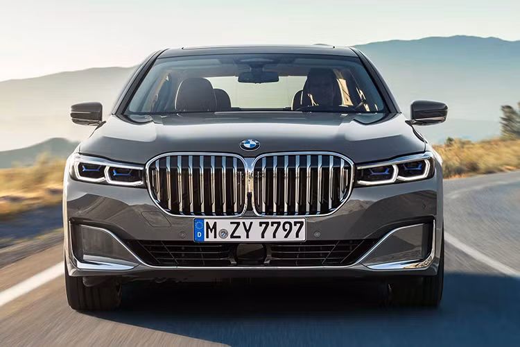 Trên thực tế, mẫu xe sang BMW 7 Series plug-in hybrid hiện tại chỉ chạy được 26 km ở chế độ EV hoàn toàn. Được biết, M750Le sẽ có sẵn với cả hai tùy chọn trục cơ sở: tiêu chuẩn và kéo dài.
