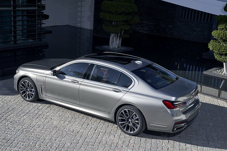 Trong đó, sức mạnh gần 400 mã lực của xe là đến từ khối động cơ đốt trong. Được trang bị các bộ pin thế hệ thứ 5 của BMW (có sẵn đầu tiên trên BMW X3 điện), BMW M750Le Hybrid mới sẽ có phạm vi hoạt động lớn hơn nhiều so với mẫu xe tiền nhiệm.