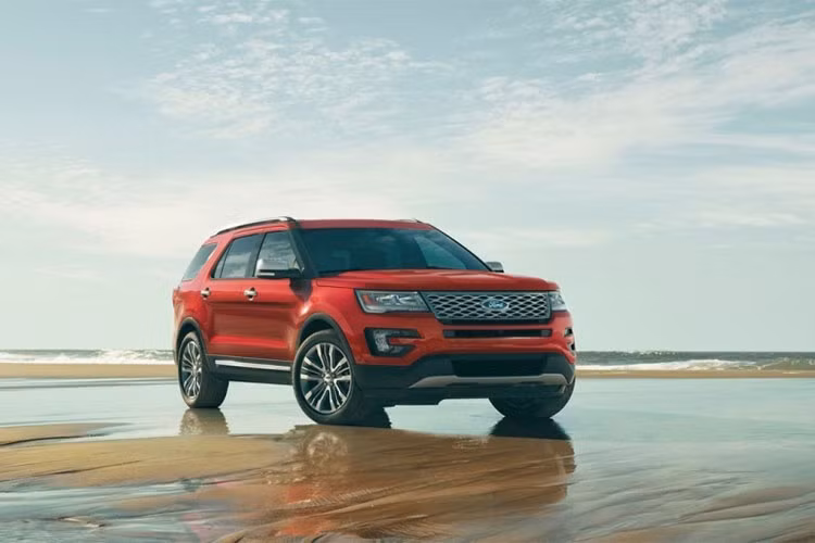 Explorer tại Mỹ được trang bị động cơ tiêu chuẩn V6 3.5 L, cho xe đạt công suất đến 290 mã lực và mô men xoắn cực đại 345 Nm. Xe còn sở hữu hộp số tiêu chuẩn tự động 6 cấp và hệ dẫn động cầu trước (dẫn động tất cả các bánh được trang bị trên các phiên bản cao hơn). Dù kích thước cồng kềnh, nó vẫn có thể tăng tốc từ 0-100 km/h chỉ trong 8,6 giây.