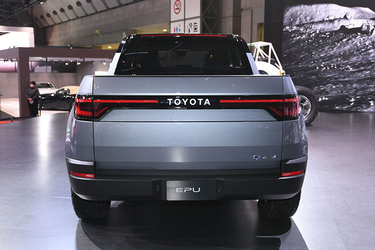 Xe sẽ được định vị dưới Toyota Hilux, tập trung vào phân khúc bán tải cỡ nhỏ vốn đang rất cạnh tranh tại Nam Mỹ. Các đối thủ trong phân khúc này bao gồm Fiat Toro, Ram Rampage, Ford Maverick và Chevrolet Montana. Ngoài Toyota, nhiều hãng xe khác như Renault, Nissan và Volkswagen cũng đã xác nhận kế hoạch ra mắt các mẫu xe bán tải cỡ nhỏ tại khu vực này.