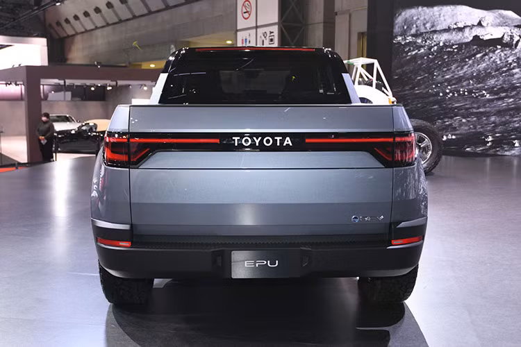 Xe sẽ được định vị dưới Toyota Hilux, tập trung vào phân khúc bán tải cỡ nhỏ vốn đang rất cạnh tranh tại Nam Mỹ. Các đối thủ trong phân khúc này bao gồm Fiat Toro, Ram Rampage, Ford Maverick và Chevrolet Montana. Ngoài Toyota, nhiều hãng xe khác như Renault, Nissan và Volkswagen cũng đã xác nhận kế hoạch ra mắt các mẫu xe bán tải cỡ nhỏ tại khu vực này.