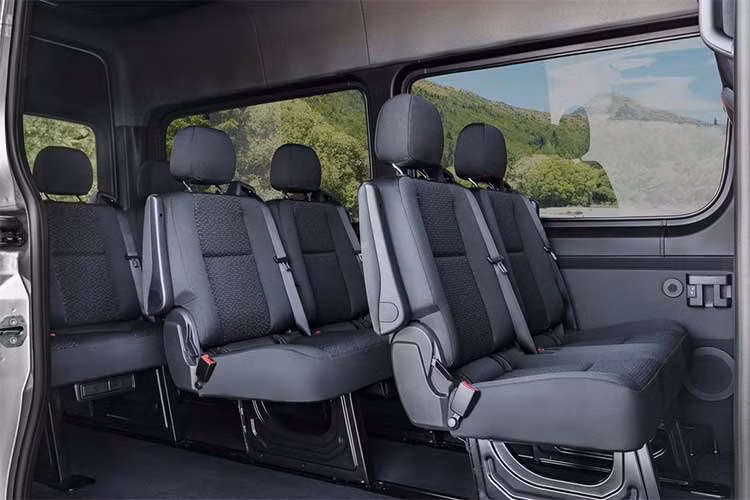 Mercedes-Benz hiện đã bắt đầu nhận đơn đặt hàng cho dòng Sprinter thế hệ mới. Những khách hàng tại Đức có thể đặt cọc ngay từ bây giờ với giá bán cho bản tiêu chuẩn là từ 19.990 EUR trước thuế (tương đương 24.530 USD - tương đương khoảng 557 triệu đồng).