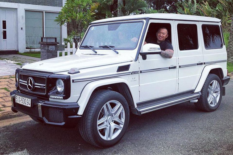 Để lắp lều dã ngoại của hãng Skycamp iKamper, chiếc siêu SUV Mercedes-Benz G63 AMG màu trắng được thợ Việt gắn thêm giá chằng đồ trên nóc xe nhằm có thể cố định lấy hộp dựng lều này. Quá trình độ cần phải khoan những lỗ vào thân xe chiếc SUV để bắt ốc cố định.