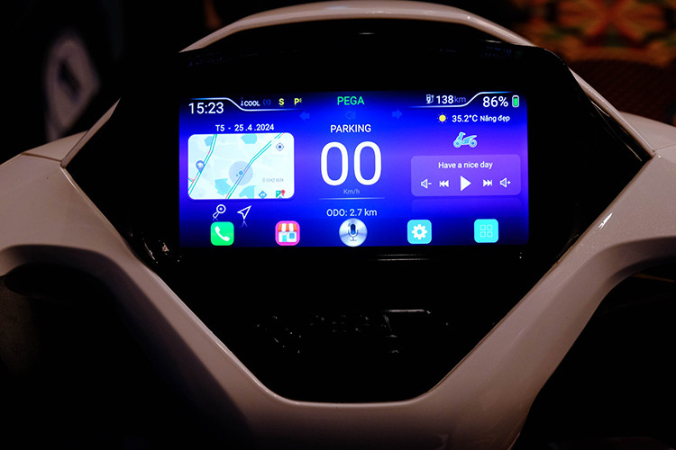 Điểm đáng chú ý nhất trên xe tạo nên tên gọi eSmart AI chính là bảng đồng hồ trên tay lái. Cụ thể, bảng đồng hồ của eSmart AI là một màn hình cảm ứng thông minh được trang bị sẵn sim 5G có thể kết nối Internet. rên màn hình hiển thị đầy đủ thông tin như đồng hồ, dung lượng pin, vận tốc và quãng đường di chuyển...