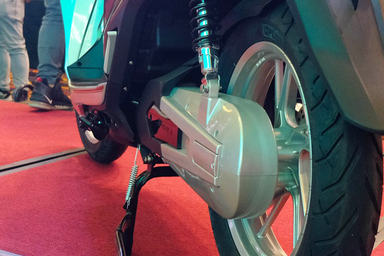 Đối với "dàn chân" của eSmart AI, xe được trang bị hệ thống treo gồm giảm xóc trước ồng lồng và giảm xóc đôi phía sau. Hệ thống phanh CBS với phanh đĩa cho cả trước và sau. Không giống như nhiều mẫu xe điện trên thị trường, eSmart AI được trang bị cặp vành có kích thước lên tới 16inch. Bên dưới yên, xe có khoang chứa đồ dung tích khoảng 25L có thể để vừa 2 mũ bảo hiểm nửa đầu.