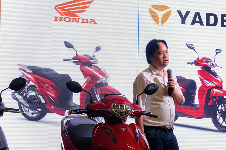 Theo đại diện Pega Việt Nam, ông Đoàn Ngọc Linh cho biết, "PEGA eSmart AI được giới thiệu như chiếc xe máy điện đầu tiên được tích hợp trí tuệ nhân tạo. Xe có hai phiên bản với giá bán khác nhau tùy thuộc vào quãng đường di chuyển".