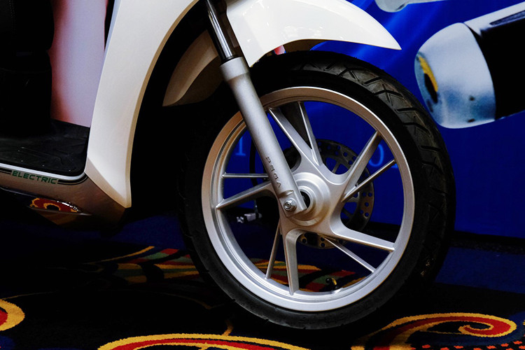 Về khả năng vận hành, eSmart AI được trang bị động cơ điện PMSM cho công suất tối đa đạt 4.000W và mô-men xoắn cực đại đạt 140Nm. Tốc độ tối đa đạt 100km/h và tăng tốc từ 0-65km/h mất 3 giây. Xe sử dụng pin lithium có thể di chuyển quãng đường tối đa lên tới 160km, đi kèm sạc nhanh từ 3-4 tiếng. Ngoài ra, xe còn có khả năng chống nước đạt tiêu chuẩn IP67.