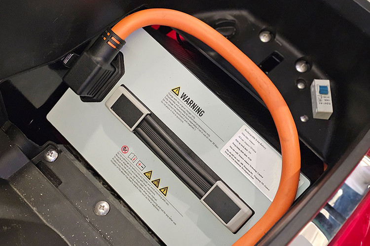 Về sức mạnh, Pega eSmart AI được trang bị động cơ điện có công suất 4000W, mô-men xoắn 140 Nm, tốc độ tối đa 100 km/h và có khả năng tăng tốc từ 0-65 km/h trong 3 giây. Xe có 2 tùy chọn dung lượng pin tương ứng với quãng đường di chuyển lần lượt là 110km và 160km. Pin có thể tháo rời để tiện cho việc sạc pin tại nhà.