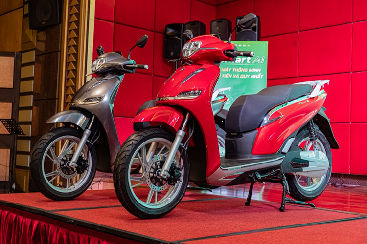 Thương hiệu xe điện Pega đã ra mắt mẫu eSmart AI - sản phẩm được giới thiệu là "chiếc xe máy điện thông minh nhất hiện nay". Về kiểu dáng, Pega eSmart AI 2024 mới giống hệt mẫu xe máy điện tay Pega S trước đây từng ra mắt vào năm 2020.