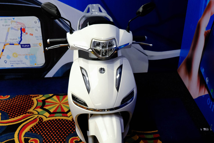 Phần đầu xe được trang bị cụm đèn pha LED phân tầng đa khoang nằm trên tay lái. Phía dưới, yếm trước được tích hợp 2 dải đèn định vị ban ngày và cặp xi-nhan LED. Thân xe có thiết kế bề thế không thua kém nhiều mẫu xe tay ga cao cấp trên thị trường hiện nay, sườn không có quá nhiều đường cắt xẻ phức tạp.