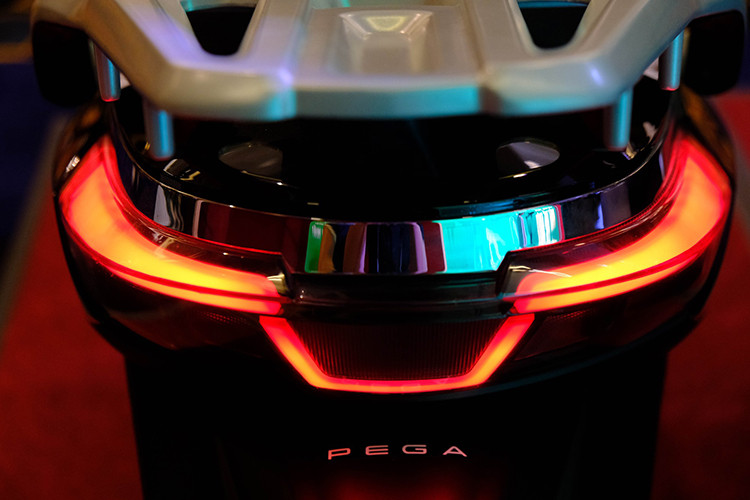 Phía sau đuôi xe, eSmart AI được trang bị cụm đèn hậu LED tích hợp xi-nhan có thiết kế vuốt cao và thuôn dần về phía sau. Tương tự như nhiều mẫu xe tay ga trên thị trường hiện nay, mẫu xe máy điện của Pega cũng được trang bị hệ thống khóa smartkey.