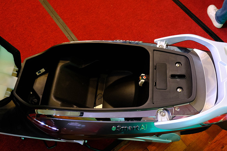 Đồng thời, xe không cần tới chìa khóa thay vào đó chỉ cần nhập mật khẩu trên màn hình là có thể mở khóa xe. Không những vậy, eSmart AI còn có thể được quản lý thông qua ứng dụng trên điện thoại thông minh. Từ đó chủ xe có thể mở/khóa xe hoặc xác định được vị trí của xe từ xa.