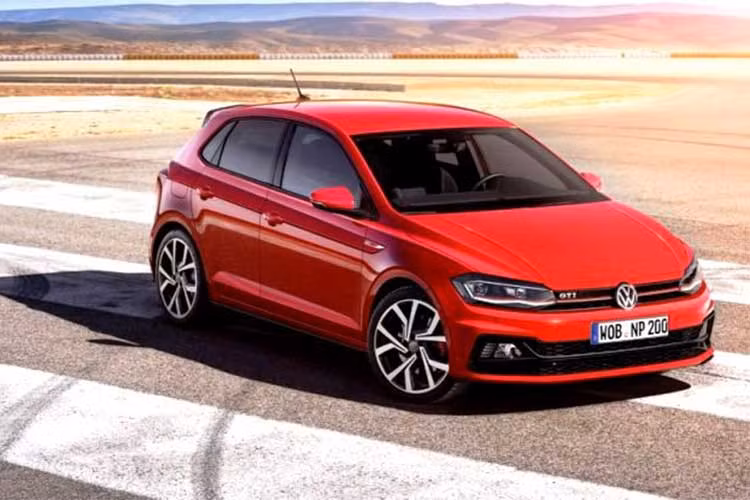 Mặc dù là một phiên bản thể thao, tuy nhiên Volkswagen Polo GTI không khác biệt nhiều so với những chiếc Polo thế hệ thứ 6 bình thường. Ở phía trước, chiếc xe có cản trước với kiểu dáng tương tự, chỉ có lưới nhựa màu đen lớn hơn một chút.