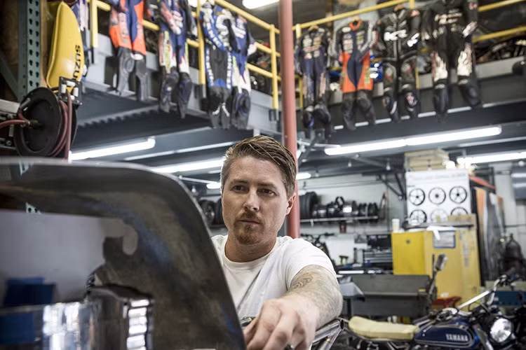 Các chi tiết như; ốp bình xăng, ốp lọc gió và phần đuôi xe đều được trang bị các vật liệu bằng sợi các-bon siêu nhẹ.