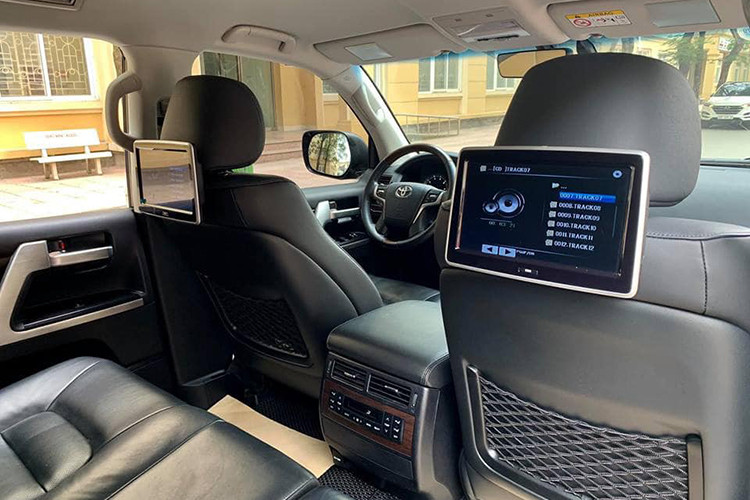 Trang bị an toàn trên Land Cruiser 2016 cũng là loại cao cấp hơn, với gói an toàn chủ động hàng đầu của hãng mang tên Toyota Safety Sense P. Các trang bị khác như; hệ thống chống va chạm trước với người đi bộ, kiểm soát hành trình radar, cảnh báo chệch làn, đèn pha tự động, phát hiện điểm mù, cảnh báo áp suất lốp.