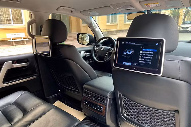 Trang bị an toàn trên Land Cruiser 2016 cũng là loại cao cấp hơn, với gói an toàn chủ động hàng đầu của hãng mang tên Toyota Safety Sense P. Các trang bị khác như; hệ thống chống va chạm trước với người đi bộ, kiểm soát hành trình radar, cảnh báo chệch làn, đèn pha tự động, phát hiện điểm mù, cảnh báo áp suất lốp.