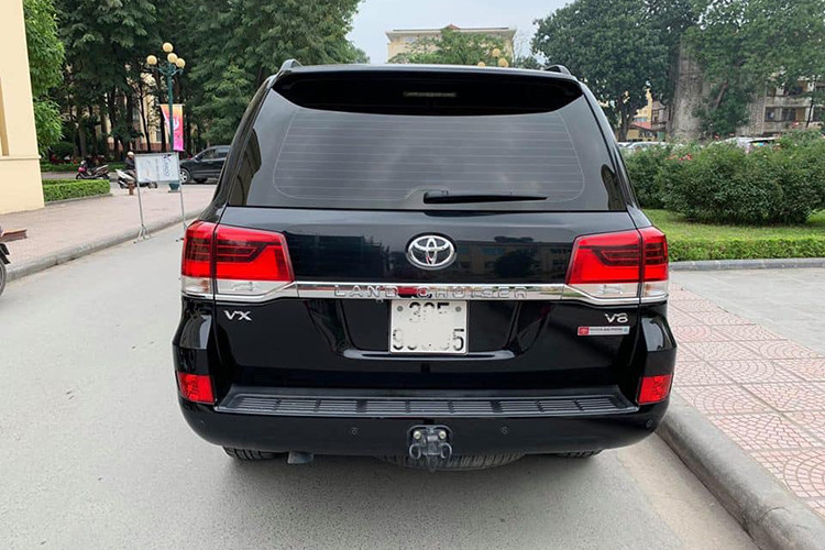 Phần đuôi với thanh trang trí mạ chrome kéo dài hết chiều ngang chiếc xe cũng là những điểm mới để phân biệt với những đời trước. Ngoài ra, cụm đèn LED phía sau cũng cập nhật đồ họa mới, cá tính hơn so với trước đây. Xe được tang bị bộ mâm đúc 18 inch thiết kế dạng đa chấu.