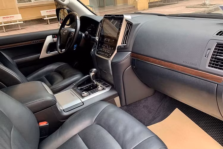 Là một chiếc SUV cao cấp của hãng xe ôtô Toyota, Land Cruiser được trang bị hệ thống kiểm soát địa toàn cảnh cũng lần đầu tiên có mặt trên mẫu xe thương mại cỡ lớn của Toyota. Hệ thống này bao gồm nhiều camera đặt xung quanh thân xe và cả bên dưới gầm xe, giúp người lái thuận tiện hơn khi đi qua những địa hình xấu.