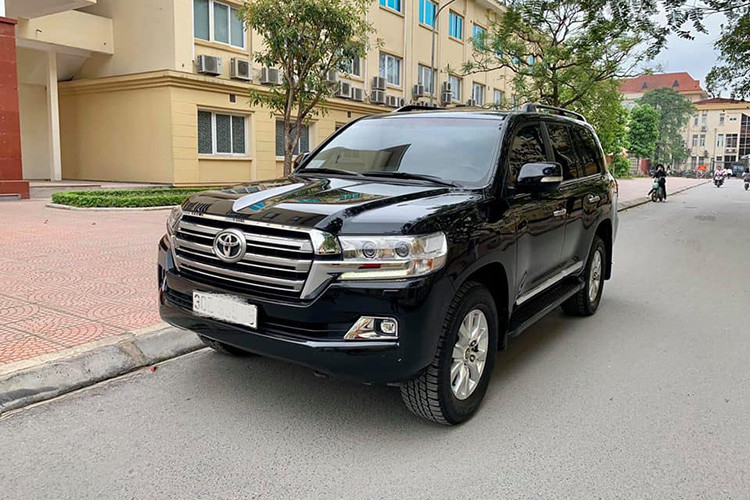 Chiếc xe Toyota Land Cruiser 2016 phiên bản VX trong bài viết này được nhập khẩu từ Nhật Bản, xe được chào bán trên diễn đàn xe ôtô đã qua sử dụng tại Hà Nội. Chiếc SUV cỡ lớn này còn khá mới, tình trạng nội và ngoại thất khá nguyên bản. Đây được xem là phiên bản nâng cấp dành cho một số thị trường.