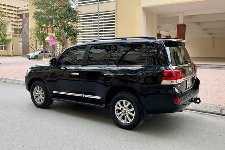 Mẫu xe SUV Land Cruiser 2016 được trang bị động cơ V8 VVT-i 5,7 lít, cho công suất 381 mã lực ở vòng tua máy 5.600 vòng/phút, mô-men xoắn cực đại 543Nm tại vòng tua máy 3.600 vòng/phút. Đi kèm là hộp số tự động 8 cấp, hệ dẫn động 4 bánh mới... Xe có mức tiêu thụ nhiên liệu khoảng 18 lít/100km đường đô thị, 13 lít/100km trên đường cao tốc và 15,6 lít/100 đường hỗn hợp.