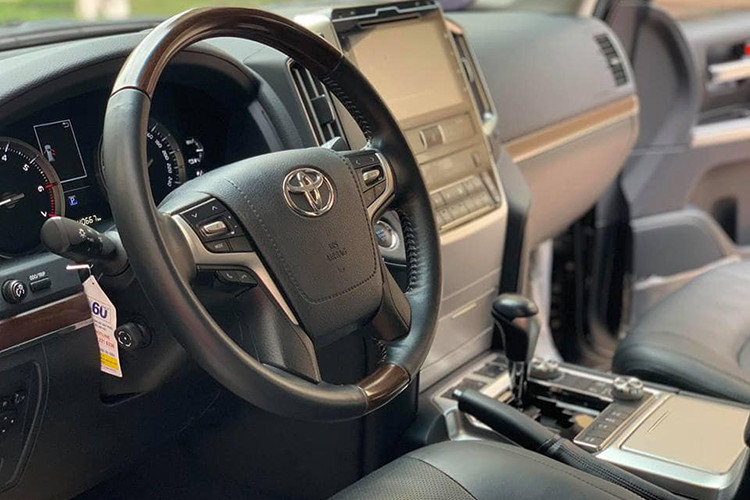 Xe được trang bị vô lăng bọc da 4 chấu cùng nhièu nút bấm tiện ích. Hệ thống thông tin giải trí hiện đại với màn hình cảm ứng lớn với những tính năng thời thượng công nghệ mới như; MP3/WMA,Sirius XM radio HD radio hỗ trợ iTunes, cổng USB, kết nối iPod và điện thoại, Bluetooth, định vị vệ tinh, hiển thị thông tin khi vượt địa hình...