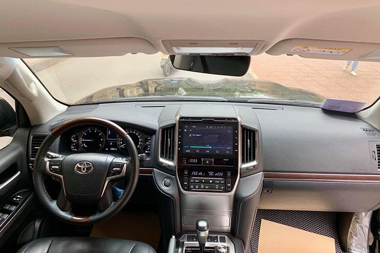 Bên trong nội thất của Land Cruiser 2016 cũng được đổi mới đáng kể về mặt thiết kế. Trong đó, bảng táp lô bố trí lại các cụm điều khiển chức năng và màn hình cho hệ thống giải trí đặt ở vị trí cao hơn. Ngoài ra, Toyota cũng chú trọng trải nghiệm cao cấp cho bên trong khoang xe bằng cách bổ sung thêm các vật liệu da mềm thay cho vật liệu nhựa cứng trước đây.