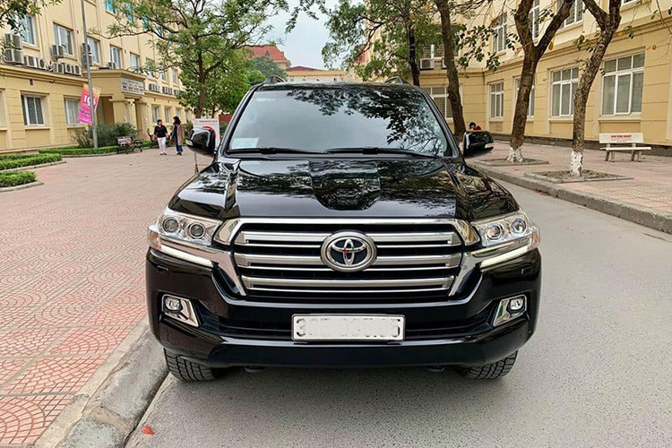 Toyota Land Cruiser 2016 được thay đổi lưới tản nhiệt hình lục giác với 3 thanh ngang mạ crôm liên kết với cụm đèn pha LED, phía trên nắp ca-pô được tạo những đường gân dập nổi, đèn hậu thiết kế với kiểu dáng nằm ngang, đèn định vị được đưa lên cao với phần cản sau thể thao hơn.