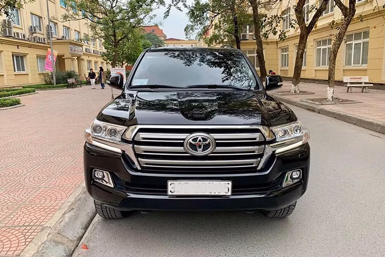 Toyota Land Cruiser 2016 được thay đổi lưới tản nhiệt hình lục giác với 3 thanh ngang mạ crôm liên kết với cụm đèn pha LED, phía trên nắp ca-pô được tạo những đường gân dập nổi, đèn hậu thiết kế với kiểu dáng nằm ngang, đèn định vị được đưa lên cao với phần cản sau thể thao hơn.