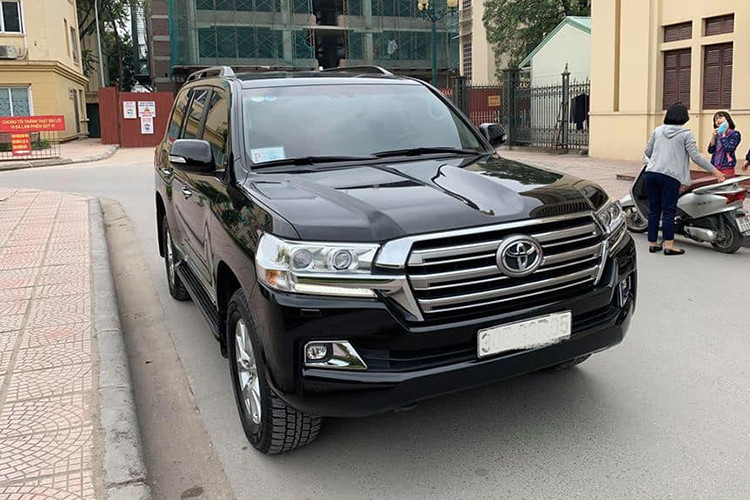 Giá xe Toyota Land Cruiser đã qua sử dụng hiện dao động khá nhiều và hiếm có mức giá chung do khác biệt về option, thậm chí khi mới nhập về nó có giá cao gấp hơn 1,5 lần xe do Toyota Việt Nam bán ra. Chiếc xe trong bài viết này là phiên bản Toyota Land Cruiser V8 VX đời 2016, đã lăn bánh khoảng hơn 40.000km và được chủ nhân chào bán với mức giá lên tới hơn 3 tỷ đồng.