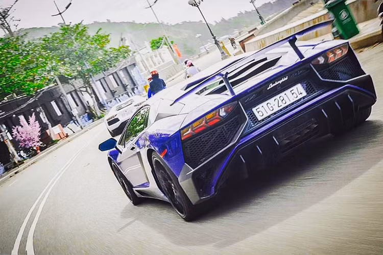 Ngoài ra, so với phiên bản thường - Aventador LP750 SV Coupe còn sở hữu động cơ tăng công suất lên 750 mã lực so với 700 mã lực. Khả năng tăng tốc của siêu xe này cũng vào hàng "cực mạnh" từ 0-100 km/h chỉ mất khoảng thời gian 2,8 giây sau khi đạt tốc độ tối đa ở mức 350 km/h.