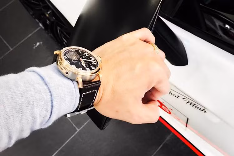 Theo những hình ảnh hiếm hoi này, ngoài thay đổi màu sắc với ngoại thất màu trắng và đỏ ở thân xe, chiếc siêu xe Lamborghini Aventador SV độc nhất Việt Nam này còn có chữ ký của chủ nhân và logo công ty nhựa Long Thành - tên công ty mà gia đình Minh Nhựa đang sở hữu.