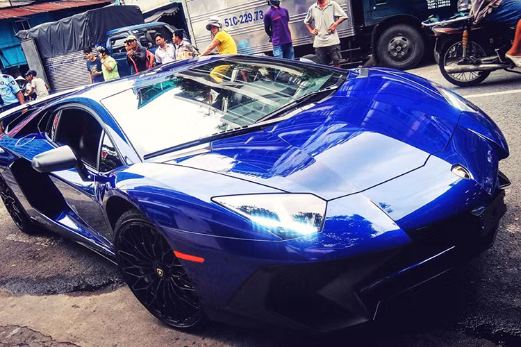 Lamborghini Aventador LP750 SV Coupe sử dụng động cơ V12 6.5l 750 mã lực và mô-men xoắn cực đại 690 Nm. Kết hợp với hệ dẫn động 4 bánh và hộp số 7 cấp ISR. So với Aventador thường, phiên bản SV mạnh hơn 50 PS, nhẹ hơn 50 kg. Thân xe cũng đạt hiệu quả khí động học lớn hơn 150% và lực ép thân xe xuống mặt đường hơn 170%.