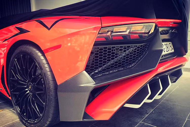 Đại gia siêu xe đình đám tại Việt Nam - Minh Nhựa vẫn chưa tiết lộ bất kỳ thông tin nào về màu mới trên siêu xe Lamborghini Aventador SV ngoài những bức ảnh hiếm hoi. Mỗi bức chỉ chụp ở một góc của siêu xe với những đặc điểm khác nhau khiến người xem tha hồ đồn đoán.