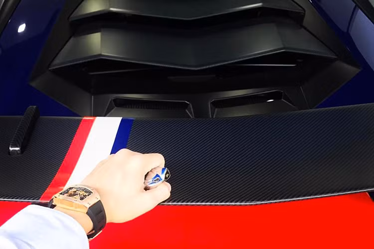 Phần đuôi xe cũng chưa hoàn thành việc thay áo mới, cụ thể màu xanh nguyên bản vẫn còn xuất hiện phía máy và nóc của chiếc siêu xe. Phía cánh gió và đầu xe Aventador SV xuất hiện dải 3 màu kéo dài gồm; đỏ, trắng và xanh - biểu tượng cho lá cờ của quê hương siêu xe Lamborghini - đó chính là lá cờ nước Ý.