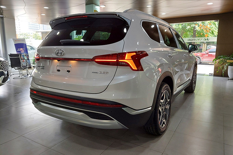 SantaFe được trang bị 2 tùy chọn động cơ gồm động cơ xăng SmartStream 2.5L và động cơ Diesel SmartStream 2.2L cùng tùy chọn hộp số ly hợp kép 8 cấp dạng ướt. Santa Fe được trang bị hệ dẫn động 4 bánh toàn thời gian HTRAC cùng hệ thống an toàn chủ động Hyundai SmartSense.