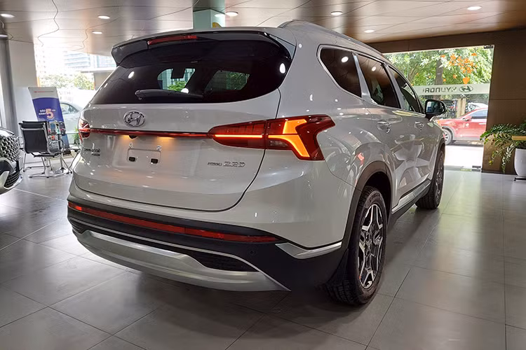 SantaFe được trang bị 2 tùy chọn động cơ gồm động cơ xăng SmartStream 2.5L và động cơ Diesel SmartStream 2.2L cùng tùy chọn hộp số ly hợp kép 8 cấp dạng ướt. Santa Fe được trang bị hệ dẫn động 4 bánh toàn thời gian HTRAC cùng hệ thống an toàn chủ động Hyundai SmartSense.