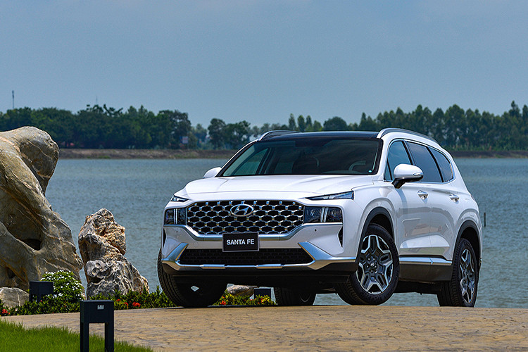 Với 3 bản 2.2 Dầu tiêu chuẩn, 2.2 Dầu cao cấp và Hybrid, mức tăng đều là 70 triệu đồng. Giá bán mới của 3 bản này lần lượt là 1,12 tỷ, 1,269 tỷ và 1,369 tỷ đồng. Riêng Hyundai SantaFe Hybrid hiện đang được một số đại lý bán dưới giá niêm yết, chỉ còn chưa đến 1,23 tỷ đồng.