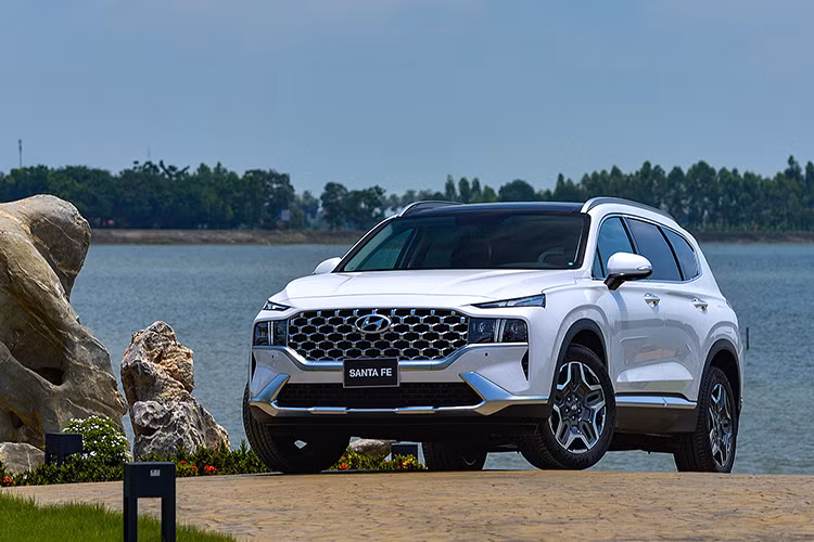 Với 3 bản 2.2 Dầu tiêu chuẩn, 2.2 Dầu cao cấp và Hybrid, mức tăng đều là 70 triệu đồng. Giá bán mới của 3 bản này lần lượt là 1,12 tỷ, 1,269 tỷ và 1,369 tỷ đồng. Riêng Hyundai SantaFe Hybrid hiện đang được một số đại lý bán dưới giá niêm yết, chỉ còn chưa đến 1,23 tỷ đồng.