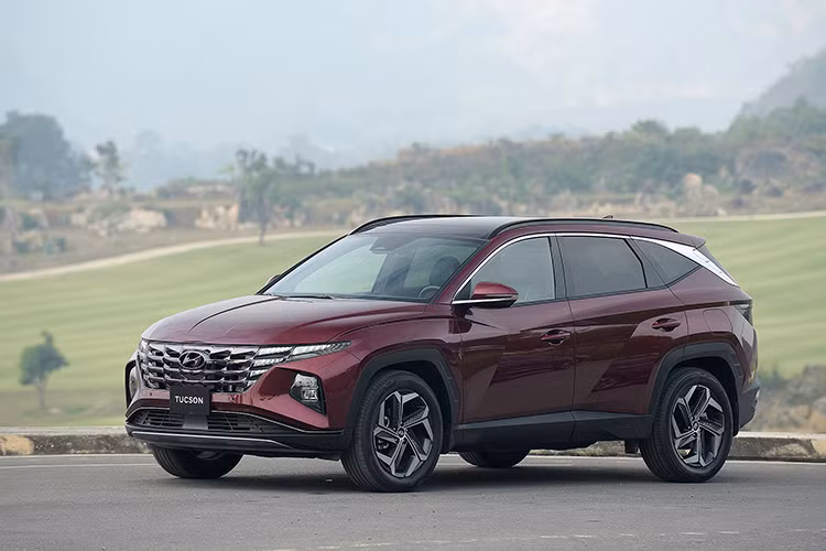 Như vậy, Hyundai Tucson tăng giá dao động từ 799 - 959 triệu đồng. So với đối thủ Mazda CX-5 có giá từ 749 - 999 triệu đồng, Hyundai Tucson có mức khởi điểm cao hơn nhưng bản cao cấp nhất lại có giá thấp hơn. Trong khi đó, so với Honda CR-V có giá từ 1,109 - 1,31 tỷ đồng, mẫu xe Hàn Quốc này vẫn rẻ hơn đáng kể.